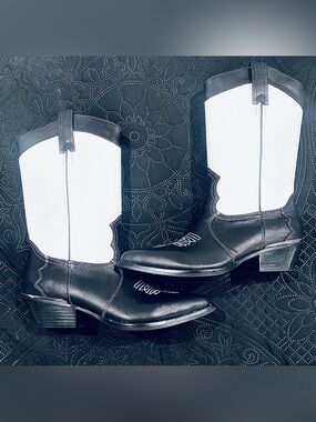 Women’s  DKNY Leather Black & White Women's Laila Cowboy Boots. Size 8 New